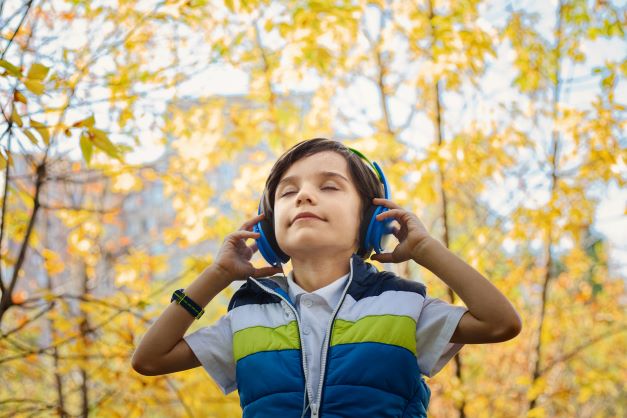 Using headphones in young age may lead to hearing loss