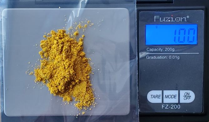 1g of powdered turmeric to scale